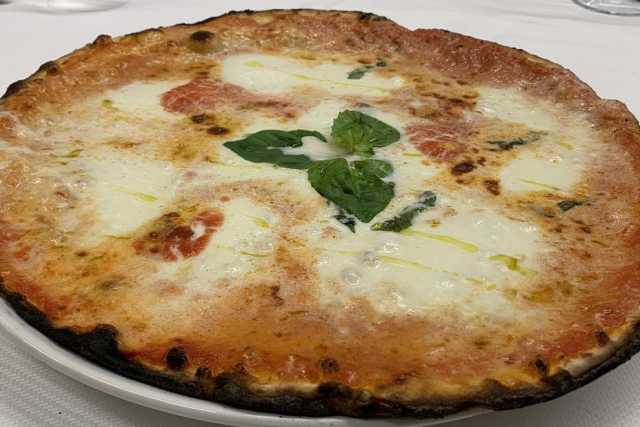 Sottile, meno lievitata e con il bordo basso e croccante: � la pizza in versione "barese"